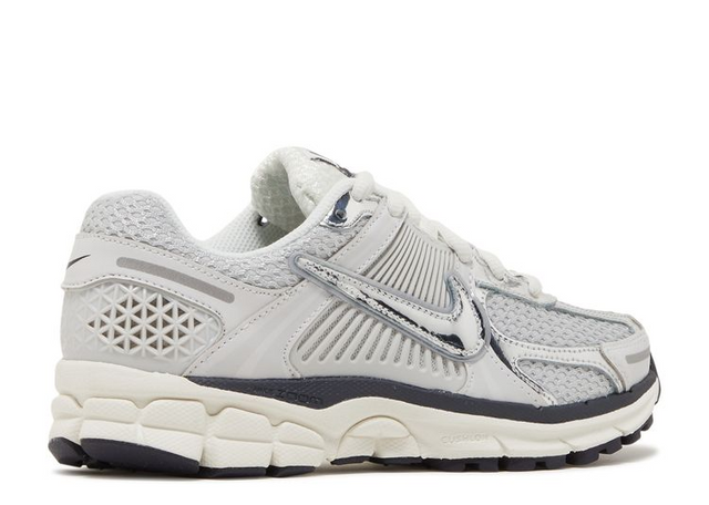 NIKE VOMERO 5 PHOTON DUST METALLIC SILVER