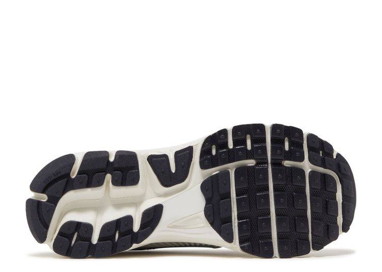 NIKE VOMERO 5 PHOTON DUST METALLIC SILVER