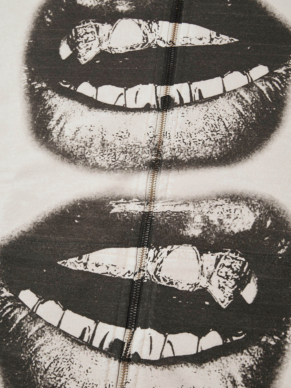 BLACK AND WHTIE LIPS ZIPPER BEIGE