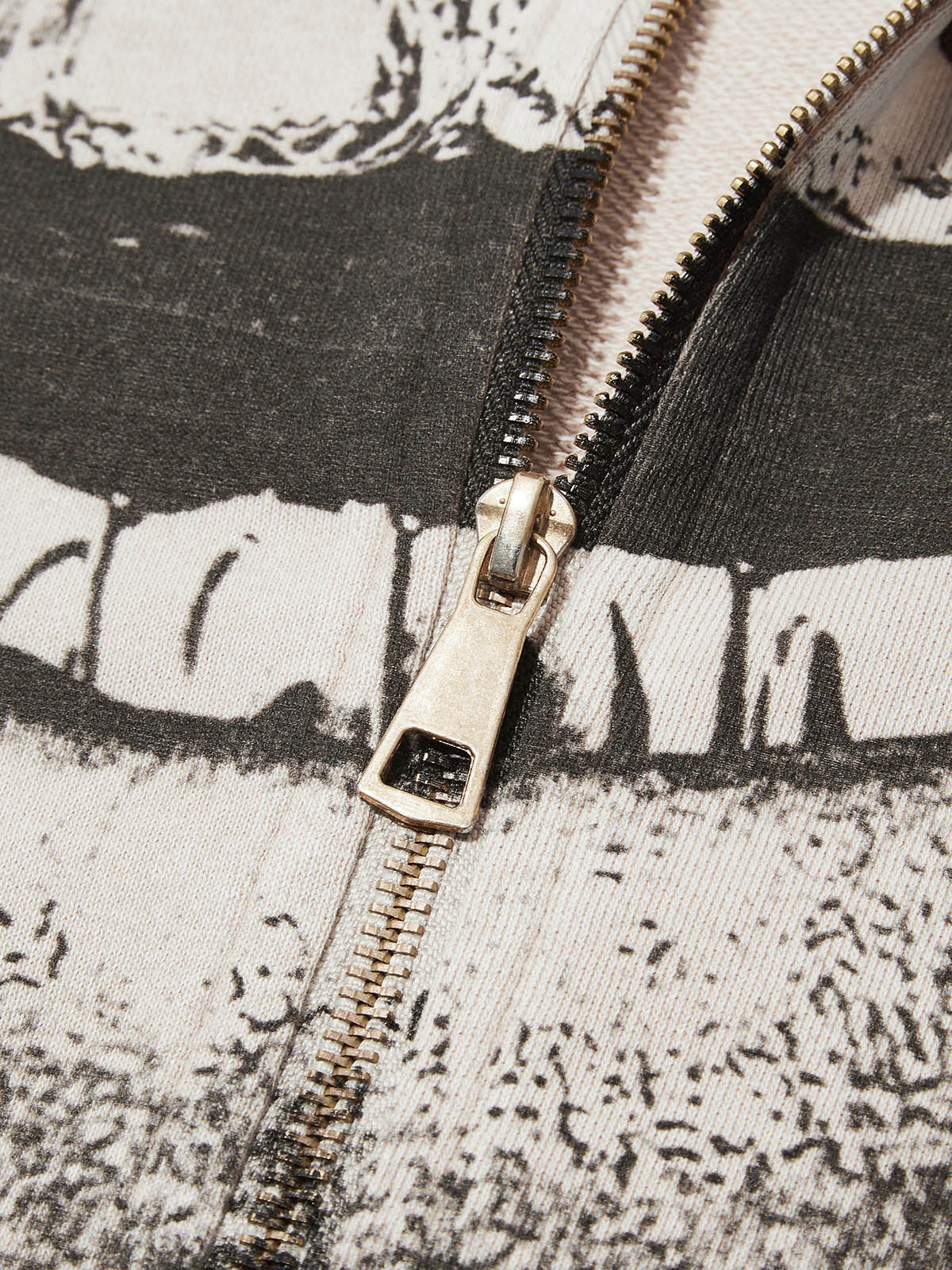 BLACK AND WHTIE LIPS ZIPPER BEIGE